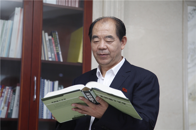 李世江同志在办公室研究氟化盐难题.jpg