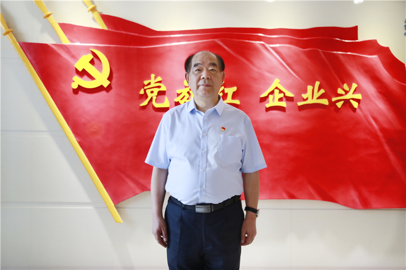李世江同志在多氟多党建展厅.jpg
