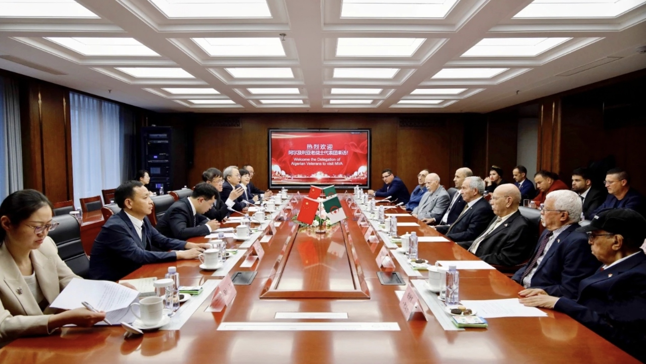 裴金佳会见阿尔及利亚老战士代表团