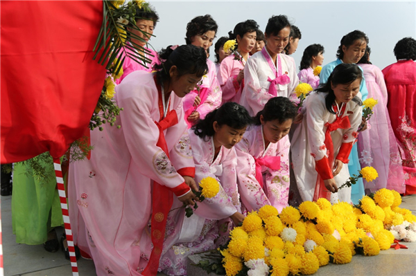 10月25日，在朝鲜平壤，朝鲜民众在中国人民志愿军烈士陵园内献花。新华社记者程大雨 摄.jpg