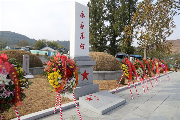 这是10月25日在朝鲜平壤江东郡中国人民志愿军烈士陵园内拍摄的纪念碑。新华社记者程大雨 摄.jpg