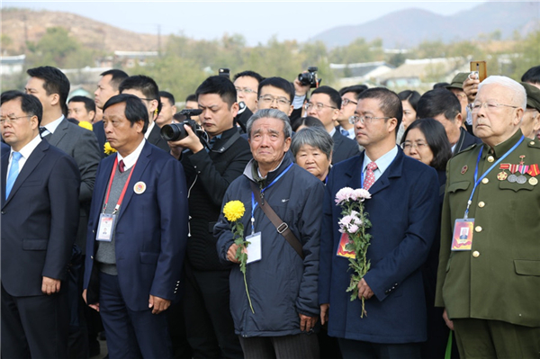 10月25日，在朝鲜平壤，一名访朝的中国人民志愿军烈士后人（前中）参加仪式。新华社记者程大雨 摄.jpg