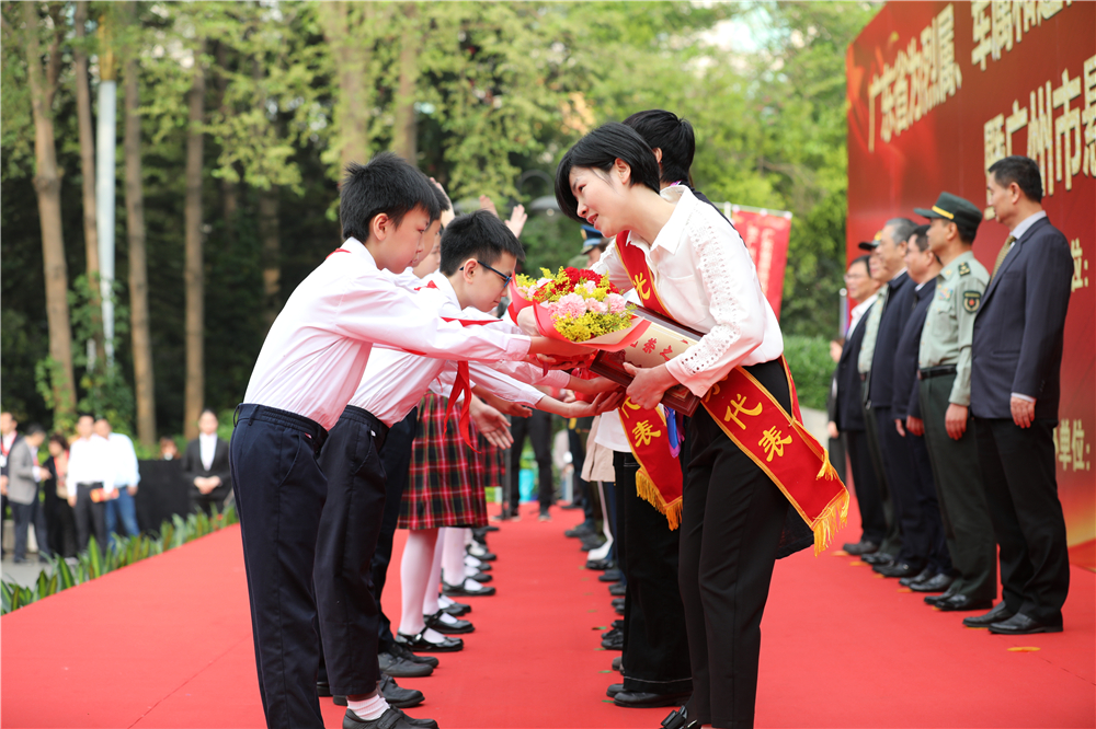 学生向光荣之家代表献花.jpg