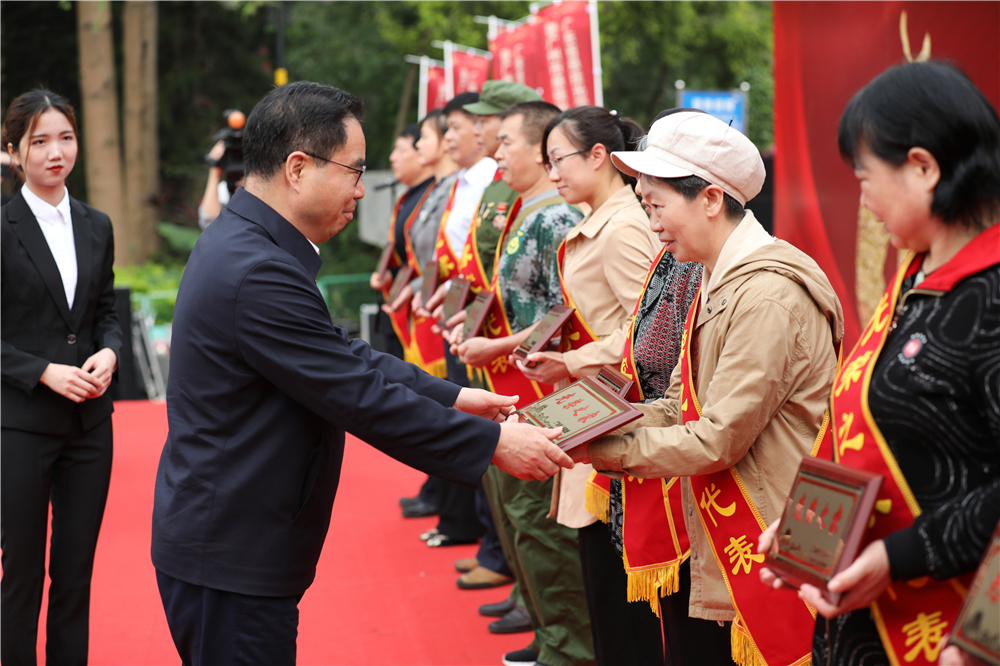 广东省副省长叶贞琴向光荣之家代表授牌.jpg