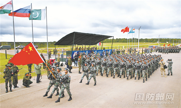 演习开幕式上，中国参演官兵接受检阅。罗顺裕 摄.jpg