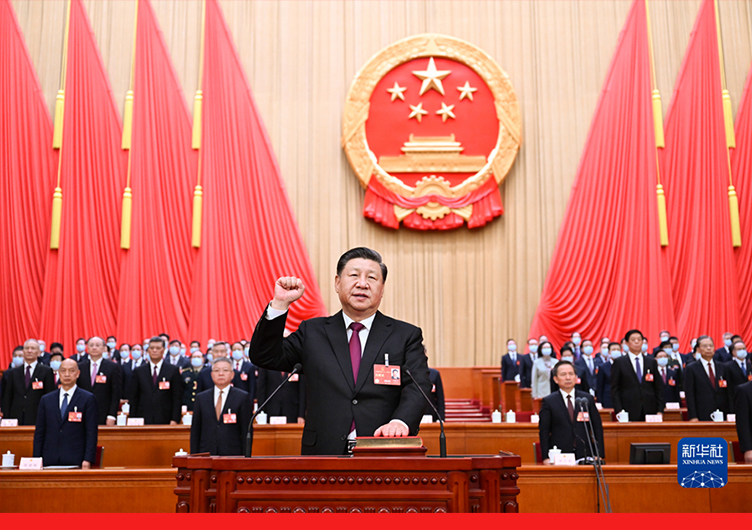 新当选的国家主席、中央军委主席习近平进行宪法宣誓