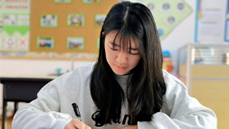 90后女兵退役后去福利院当老师
