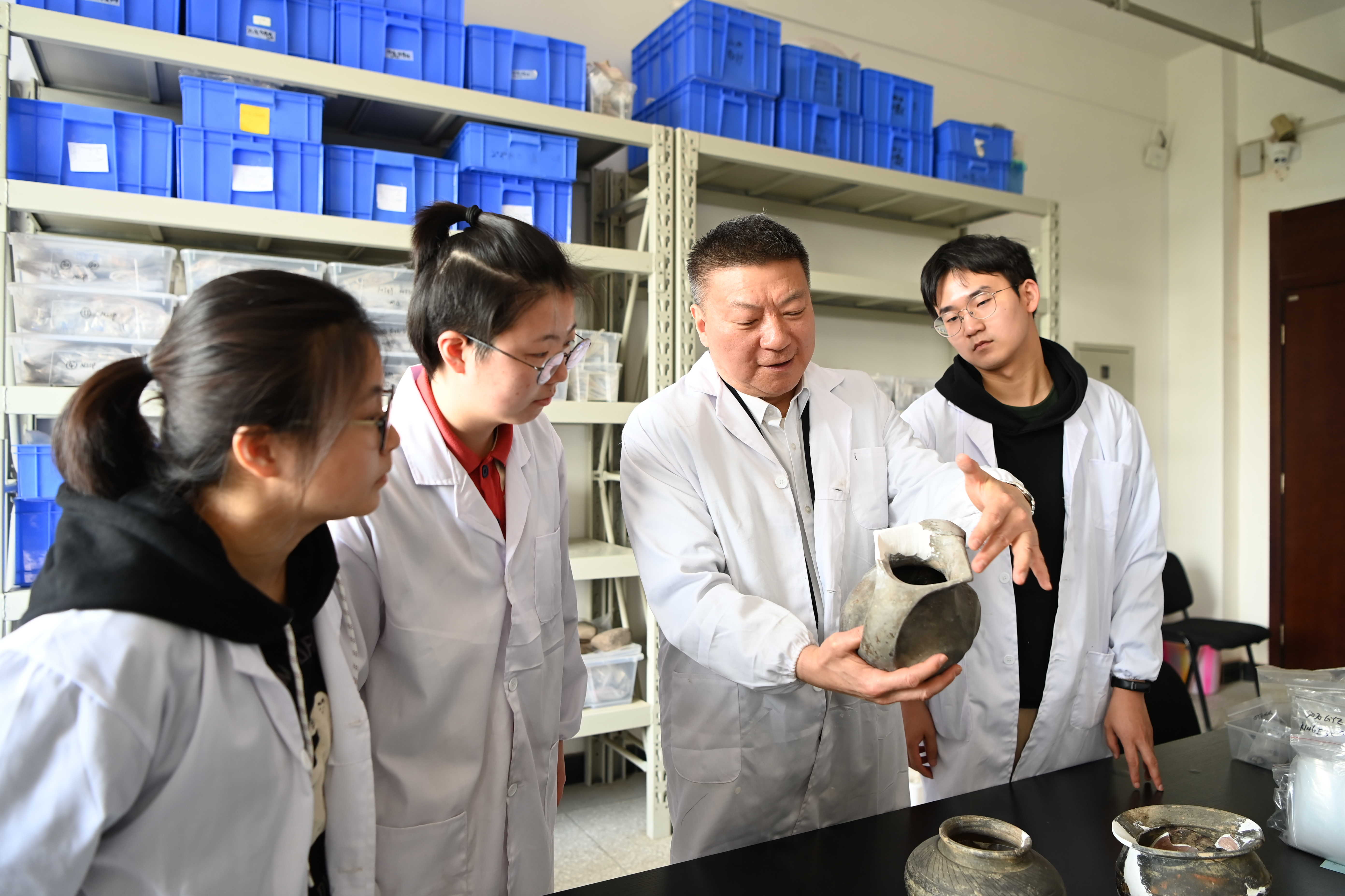 霍巍：“白发少年”的热土与荒丘