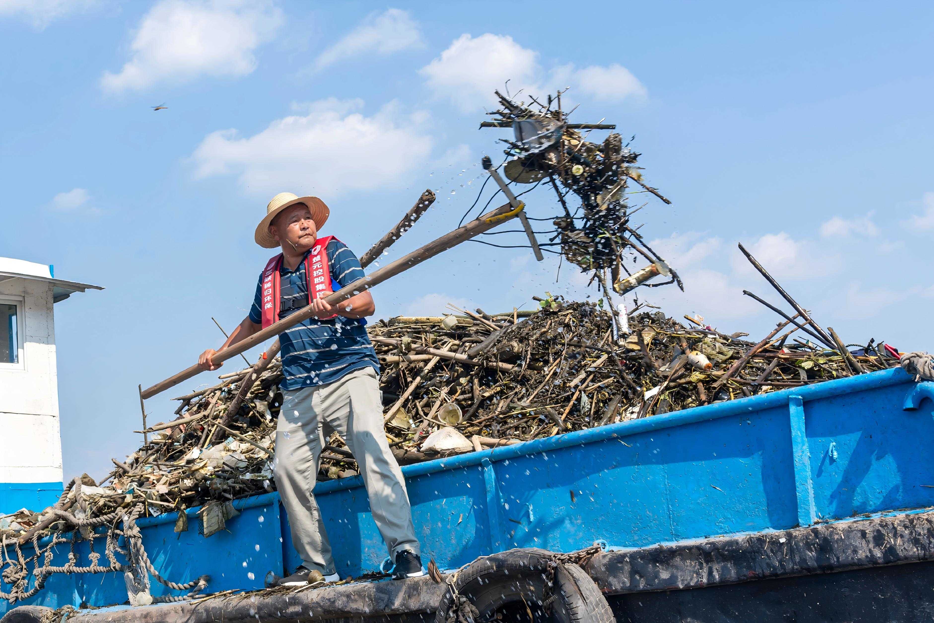 周功虎：初心如磐，守望母亲河碧水如镜
