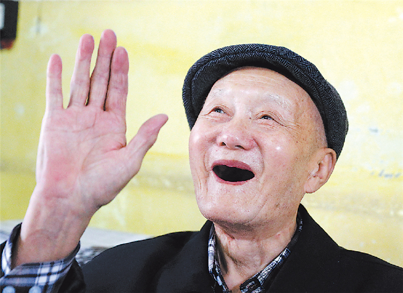 老英雄张富清谈到新中国70年翻天覆地的变化时，脸上洋溢着喜悦之情。--解放军报.jpg
