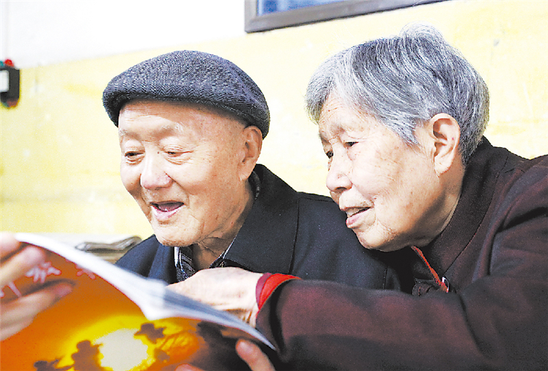 张富清与老伴相依相伴几十年，一起过着简朴的生活。--解放军报.jpg