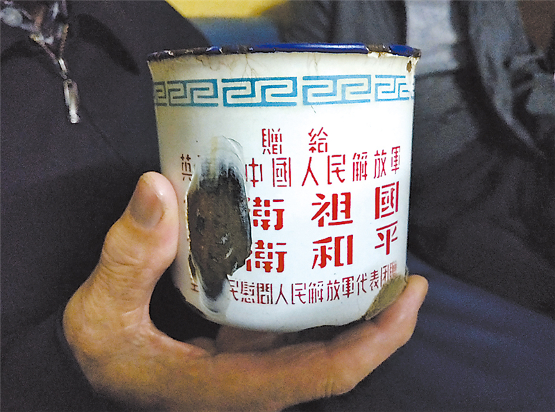 张富清珍藏了几十年的搪瓷缸--解放军报.jpg