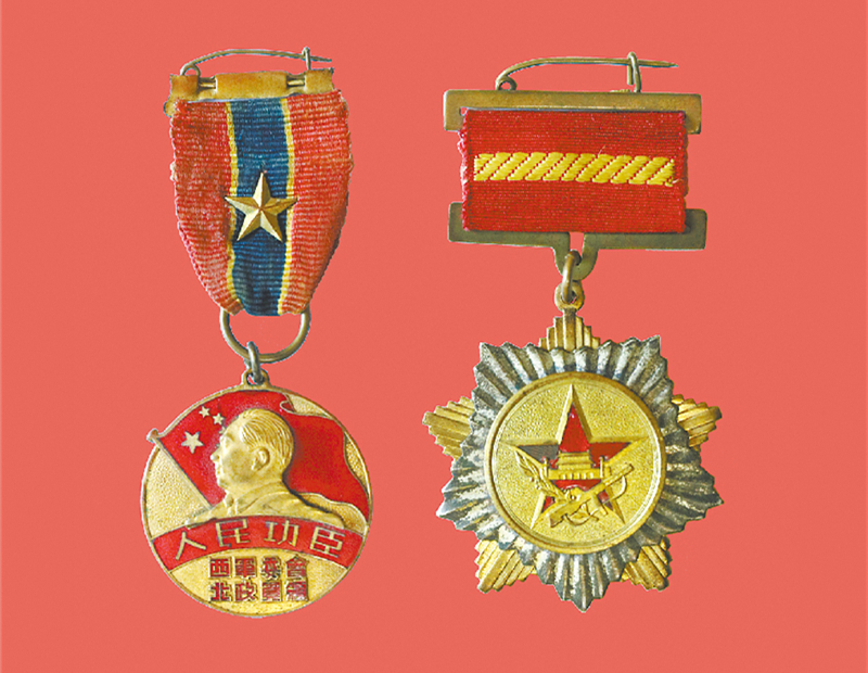 张富清获得的“人民功臣”奖章（左）和纪念章。--解放军报.jpg