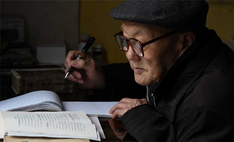 张富清在家里看书学习（3月31日摄）。新华社记者 程敏 摄.jpg