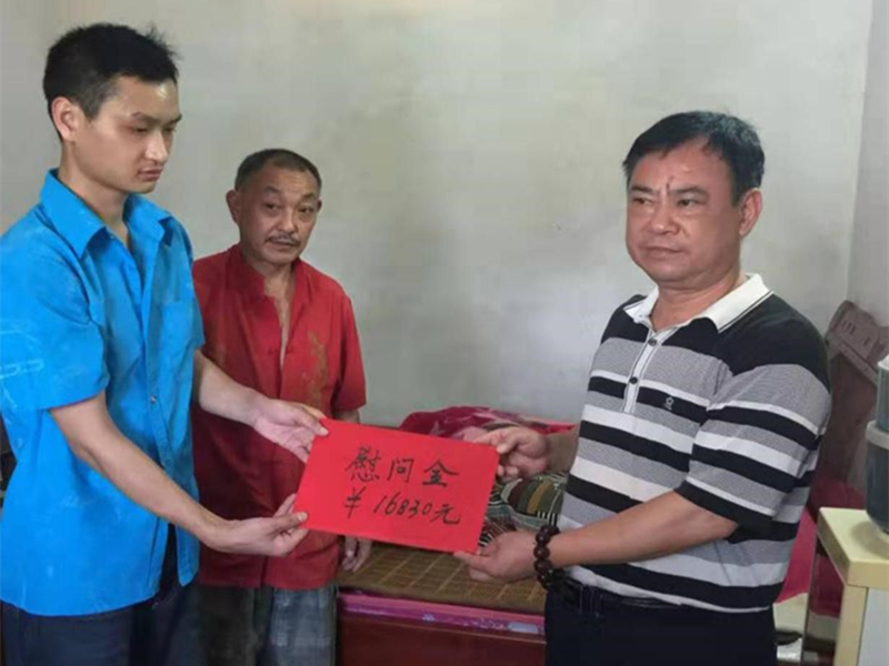 张国全向困难员工转送慰问金.jpg