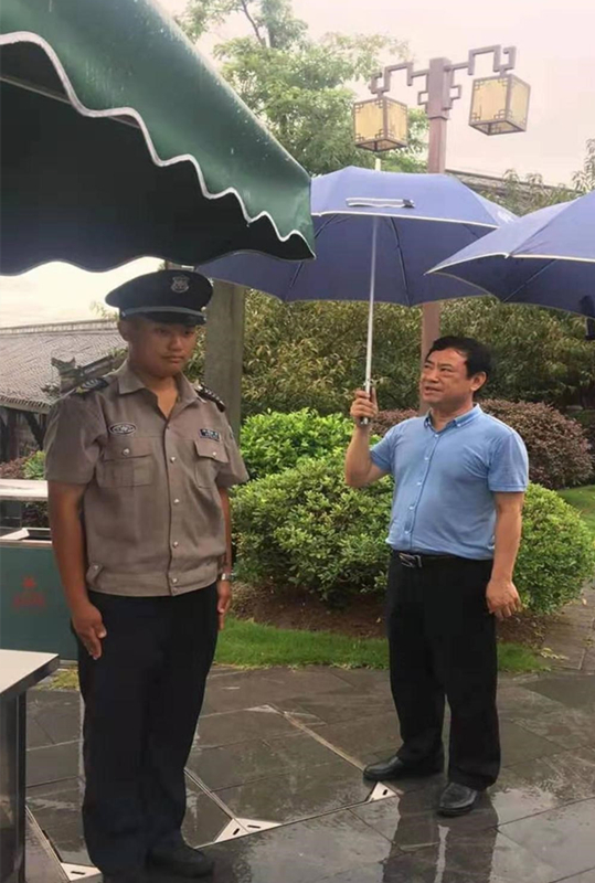 张国全冒雨到公司项目检查保安上岗情况.jpg