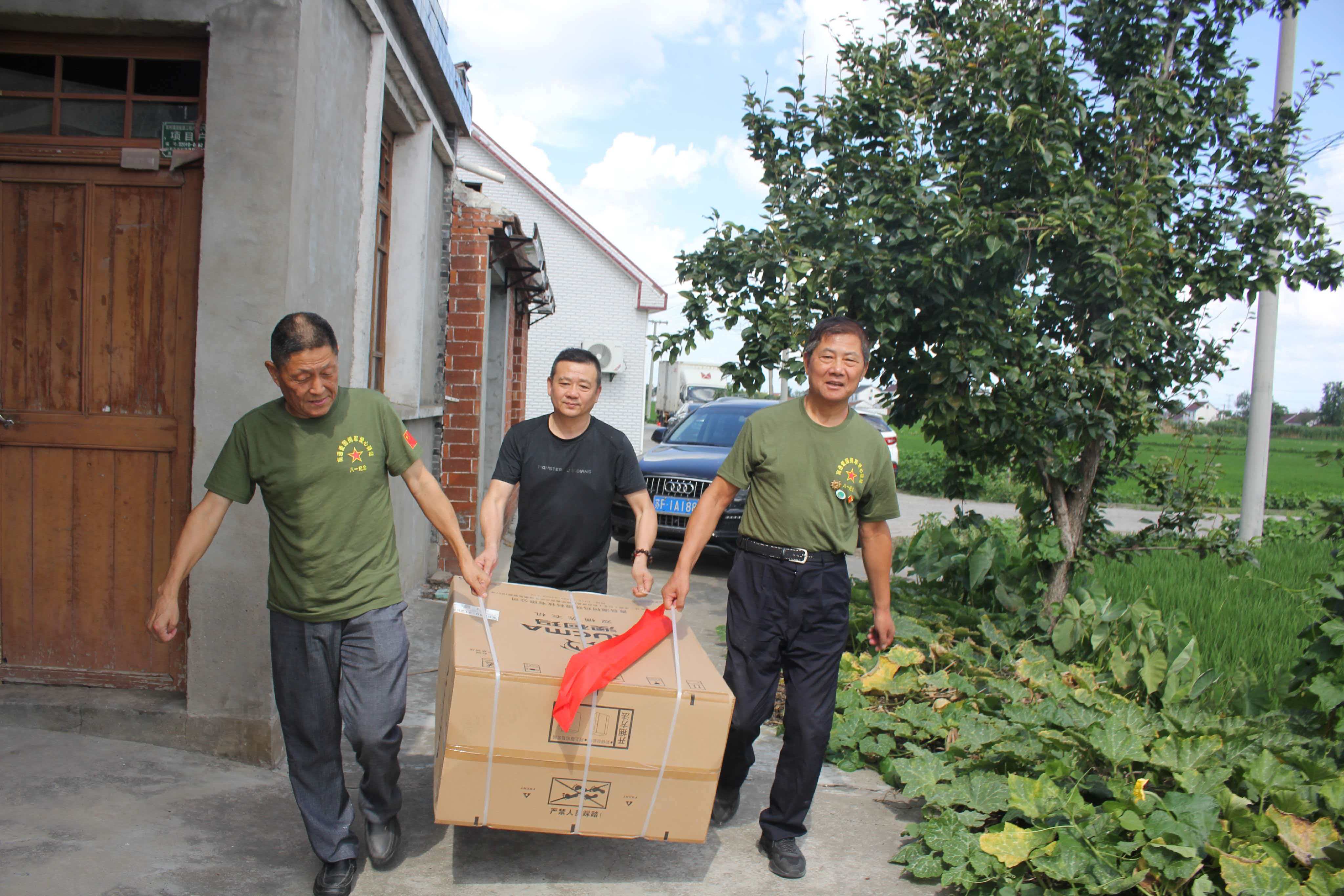 张志光(左一)为老兵送洗衣机,实现老兵的“微心愿”。.jpg