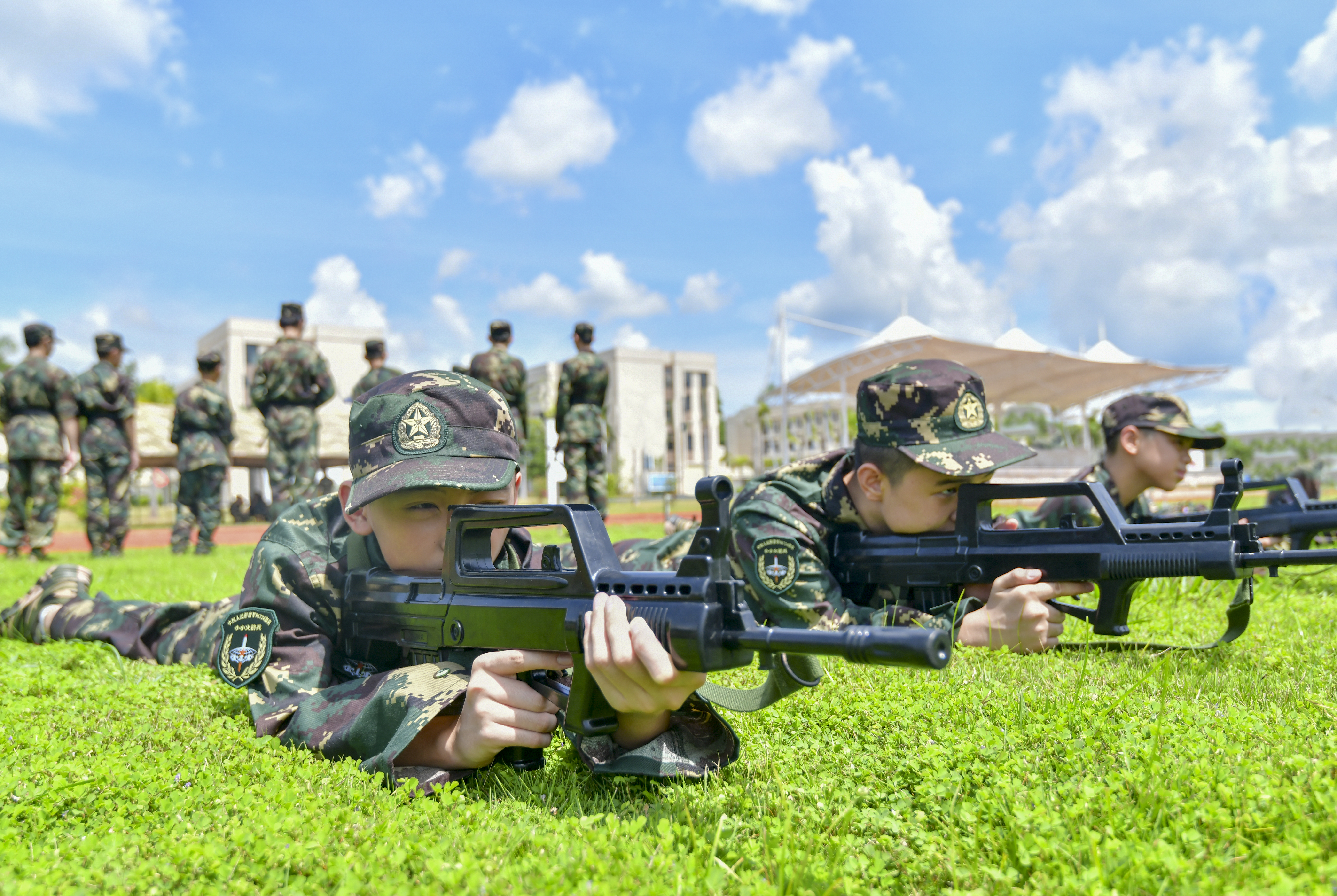 步枪瞄靶训练时，小小火箭兵们认真学习动作要领，结合教官教授的动作认真进行训练。.JPG