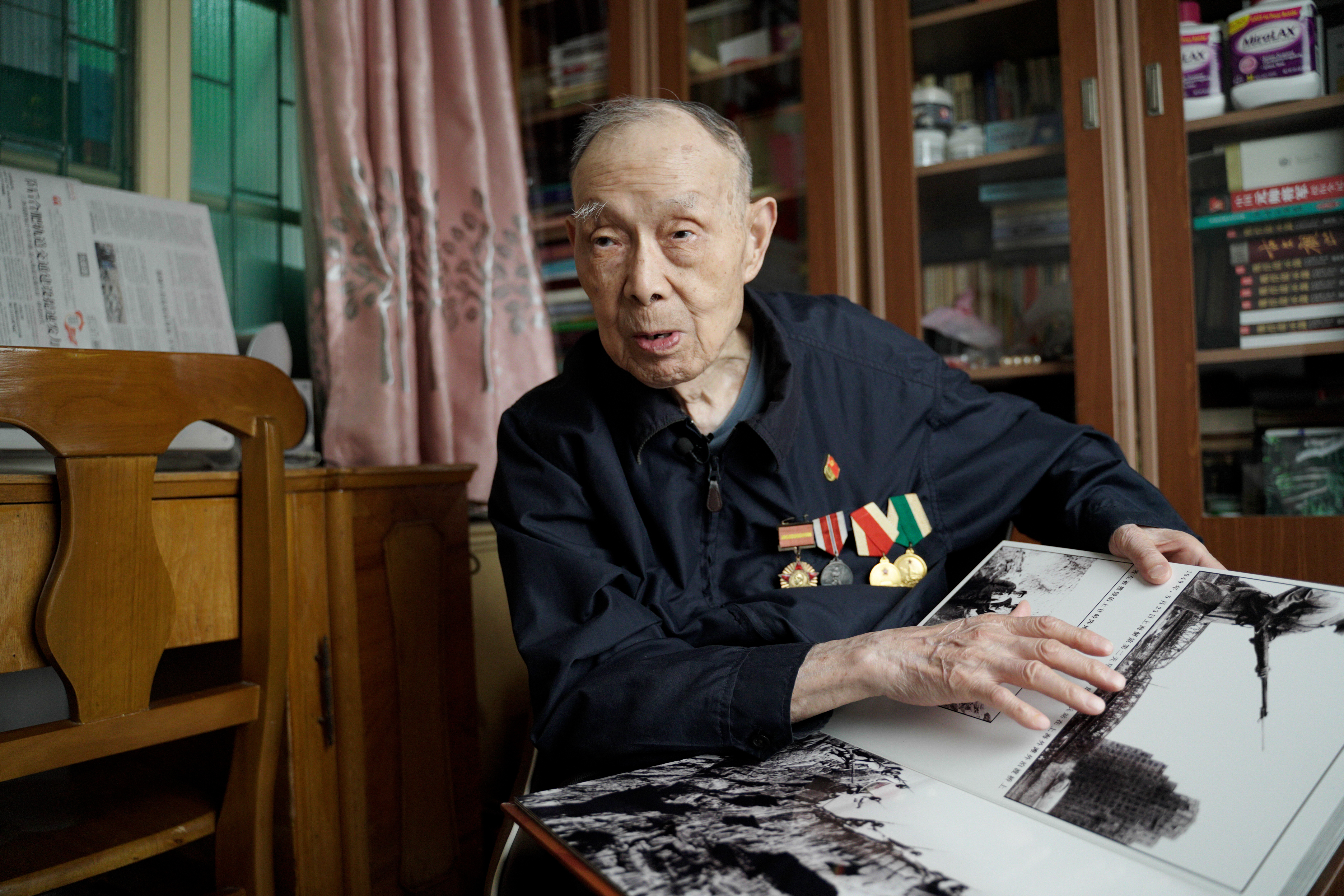 枪林弹雨中，他用镜头记录志愿军英雄历史