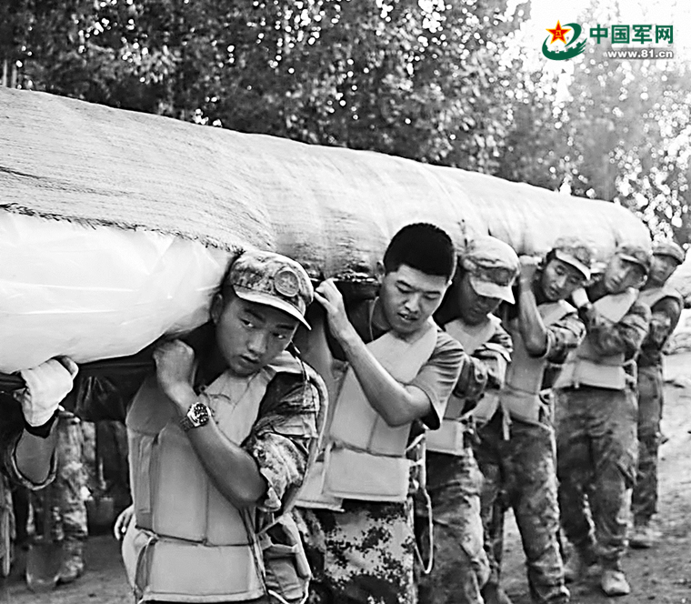 退伍老兵老兵“归队”：退役军人积极参与防汛救灾