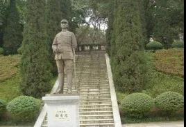 张自忠烈士塑像.jpg