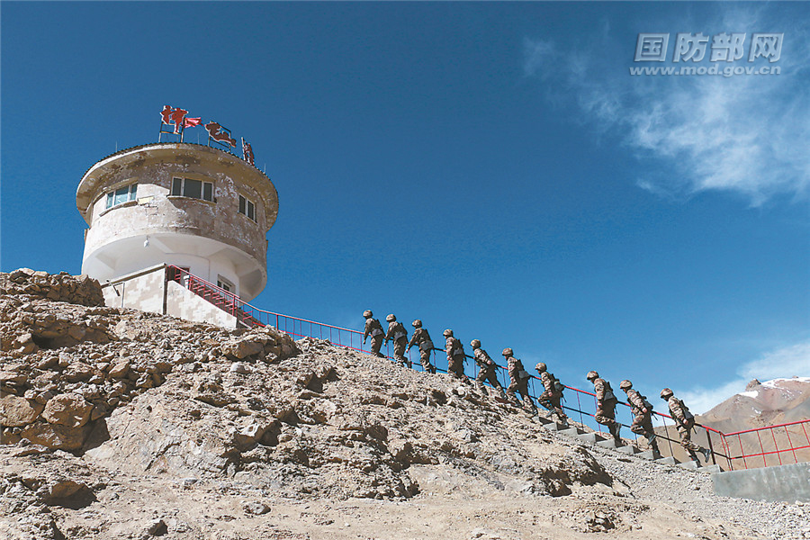10月1日,在喀喇昆仑山海拔5380米的神仙湾哨所,边防官兵走向哨位,忠实