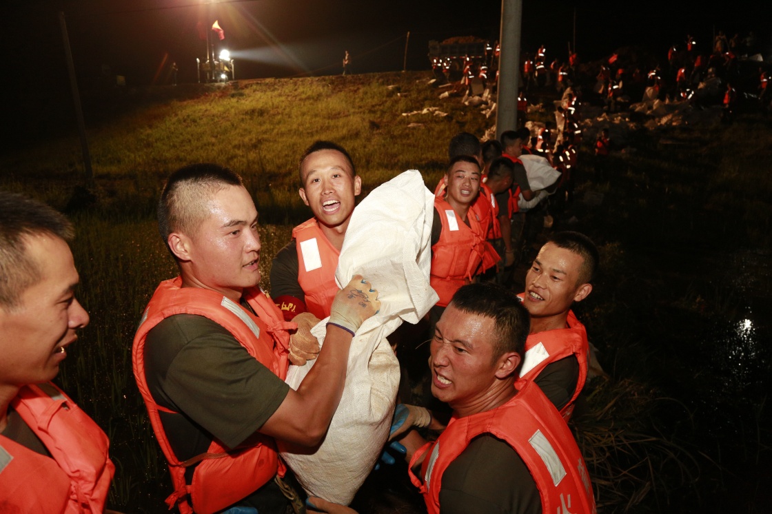 子弟兵誓死不退——解放军和武警部队官兵参与洪涝灾害抢险救援记事