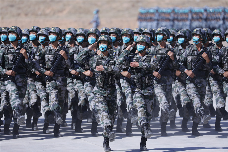 8月9日在"西部·联合-2021"演习开始仪式分列式上拍摄的陆军炮兵部队