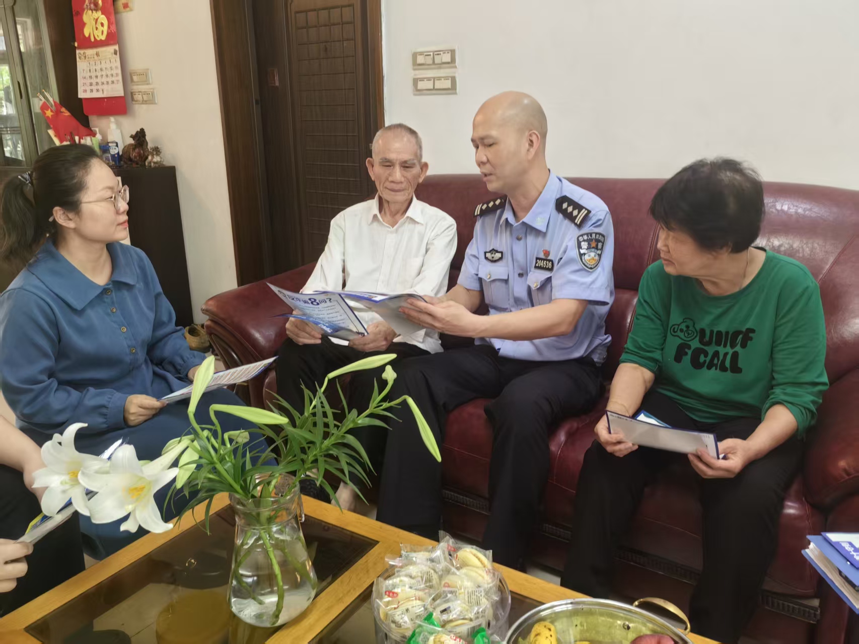 4-程德望(右二)深入社区居民家中进行反诈宣传.jpg
