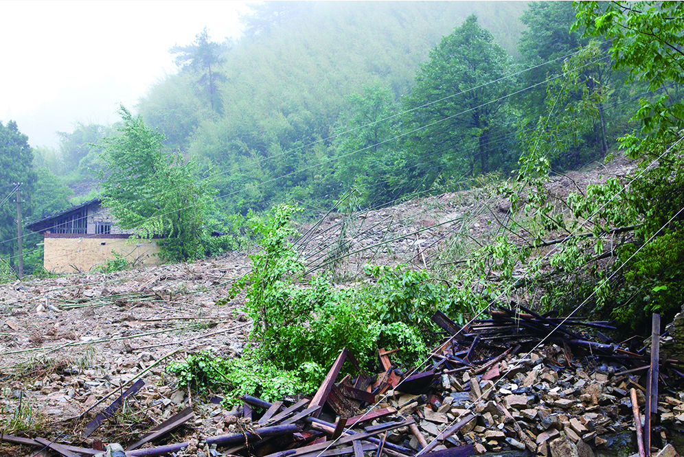 山体垮塌后,瓦窑坝院子部分村民的房屋被冲毁