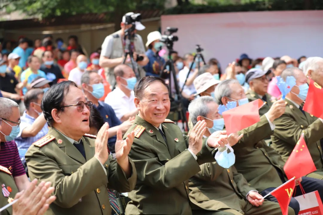 北京丰台老兵唱红歌庆祝建党百年